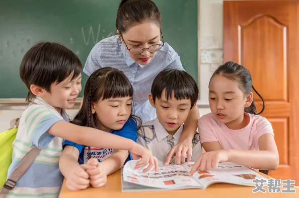 坤坤进老师的句号：新学期开始，学生们对他的教学风格和课堂氛围给予高度评价与期待