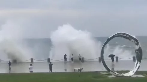 大香蕉喷潮：惊现巨型香蕉海浪，游客纷纷围观拍照引发热议！