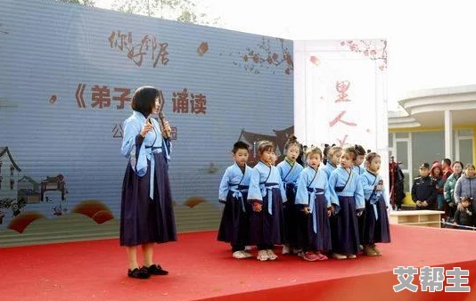 和女邻居做朋友，互相帮助共建和谐社区