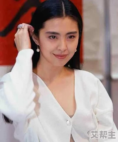 大陆女明星乱淫全集该书内容涉及多位知名女演员的私生活及绯闻，引发广泛关注和讨论